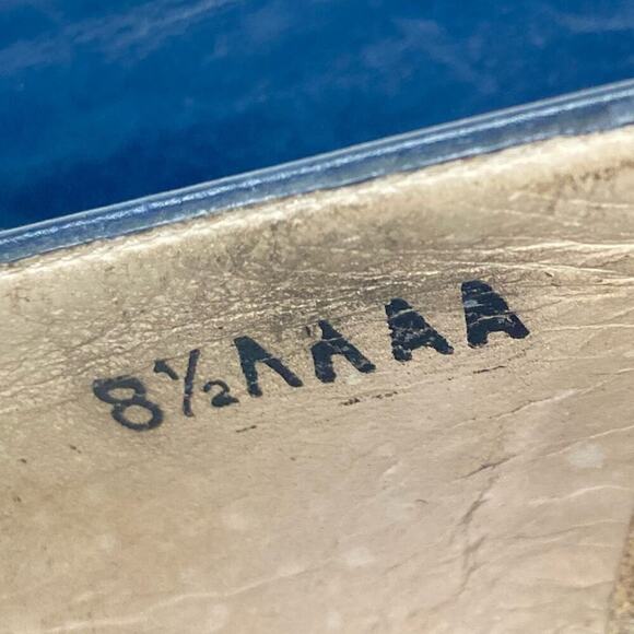 FERRAGAMO Vintage Navy Blue Leather Shoes Heels Brass Bows - Size 8.5 AAAA - Picture 7 of 10